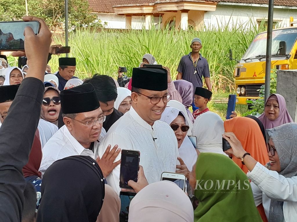 Anies Baswedan mendapat sambutan meriah dari peserta istigasah kubra di Pondok Pesantren Darul Muttaqin, Jeru, Kecamatan Turen, Kabupaten Malang, Jawa Timur, Rabu (24/5/2023).