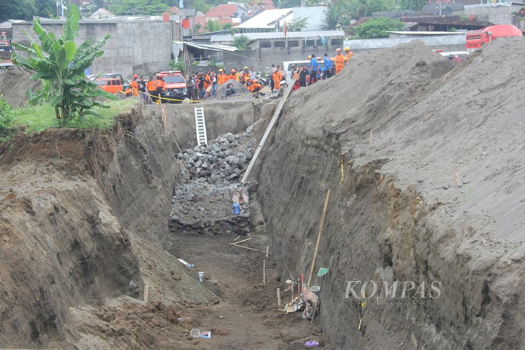 Sejumlah petugas bersiaga di lokasi longsor di proyek perumahan di Desa Wedomartani, Kecamatan Ngemplak, Kabupaten Sleman, DIY, Selasa (3/1/2023).