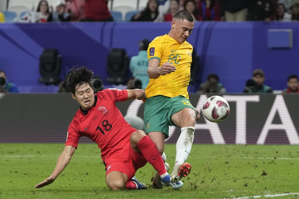 Pemain Korsel, Lee Kang-in (kiri), berebut bola dengan pemain Australia, Lewis Miller, saat laga perempat final Piala Asia 2023, Sabtu (3/2/2024) dini hari WIB. 