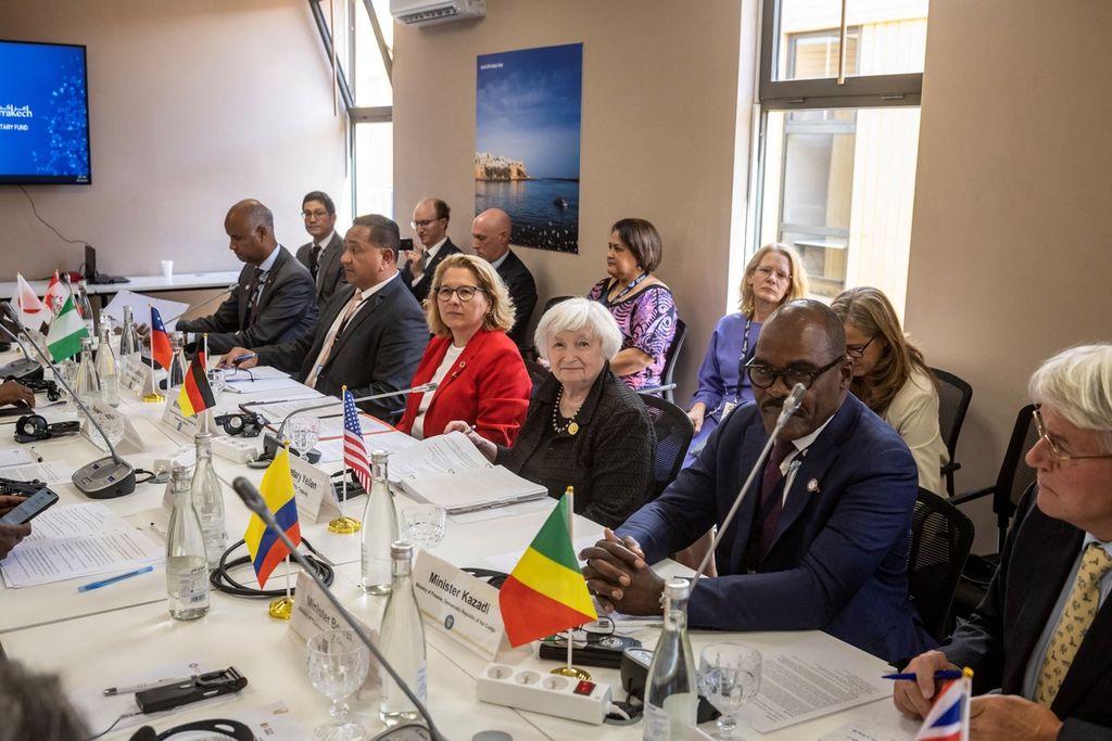 Menteri Keuangan Amerika Serikat Janet Yellen (tengah) menghadiri rapat tahunan Dana Moneter Internasional (IMF) dan Bank Dunia di Marrakesh, Maroko, 13 Oktober 2023.