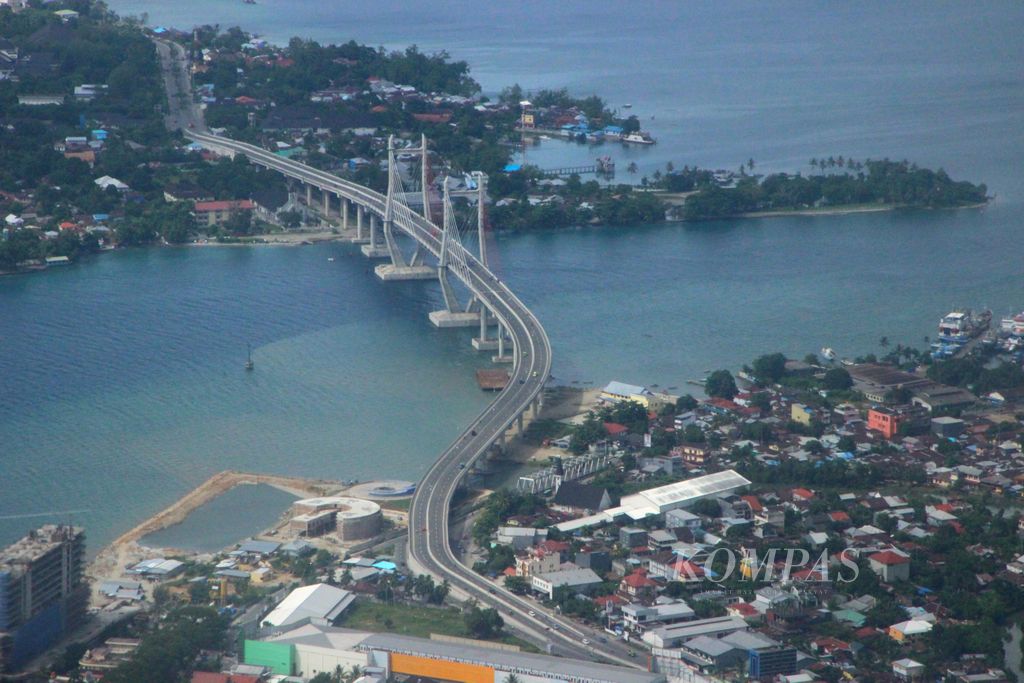 Jembatan Merah Putih membentang di atas Teluk Ambon, Kota Ambon, Maluku, seperti dipotret dari pesawat udara pada hari Minggu (29/1/2017). Jembatan terpanjang di kawasan timur Indonesia itu menjadi ikon Kota Ambon.
