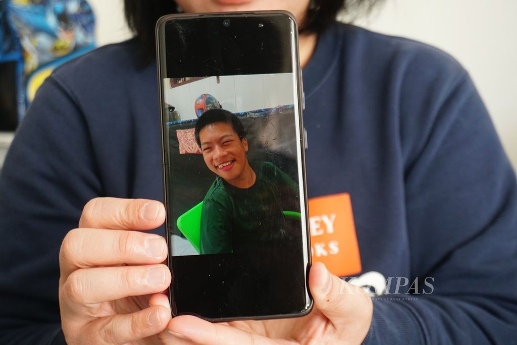 Lily Lumintang (43) menunjukkan video Jonathan (14), putra sulungnya yang tinggal di Surabaya, ketika ditemui di rumahnya di Kew, di timur Melbourne, Australia, pada Sabtu (24/8/2024). 