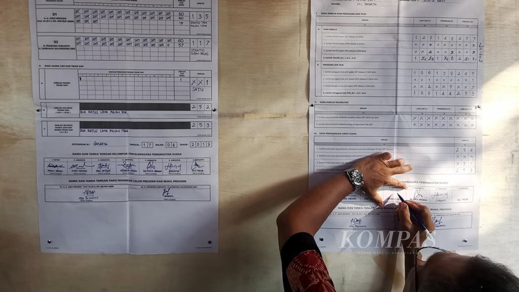 Usai perhitungan suara, para petugas KPPS dan saksi di TPS 073, Rw 04 Kelurahan Joglo, bergantian menandatangani hasil perhitungan suara pada formulir C1, Kembangan, Jakarta, Rabu (17/4).