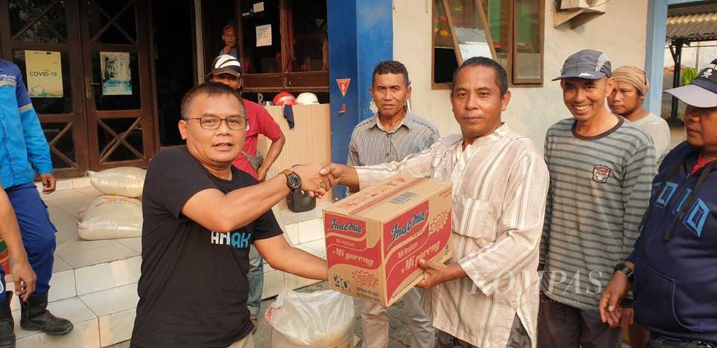 General Manager PT Pelindo Regional 2 Pelabuhan Sunda Kelapa Agus Edi Santoso saat menyerahkan bantuan sembako kepada para anak buah kapal pinisi, di Sunda Kelapa, Jakarta Utara, Minggu (16/7/2023).