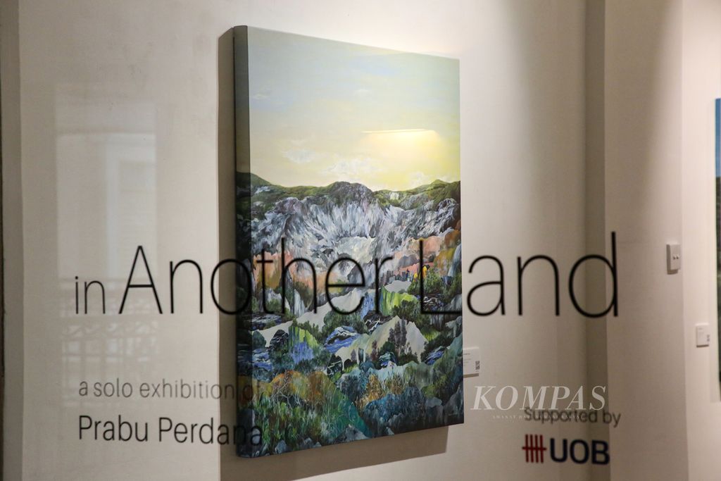 Lukisan berjudul "In Another Land" karya perupa asal Bandung, Jawa Barat, Prabu Perdana menjadi ikon sekaligus tema pameran tunggalnya yang berlangsung di galeri Artspehere, Darmawangsa Square, Kebayoran Baru, Jakarta Selatan, Selasa (20/6/2023). Pameran menampilkan 12 karya pilihan yang dilukis dari rentan waktu 2020 hingga 2023.
