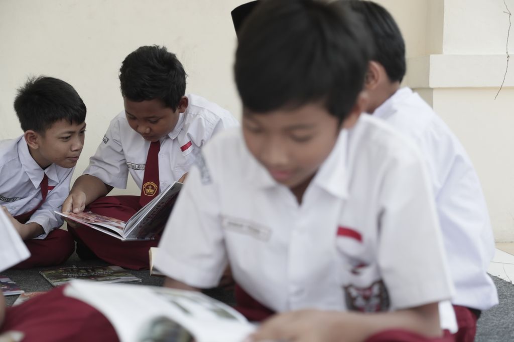 Siswa memanfaatkan perpustakaan keliling untuk mecari buku pelajaran selain yang diberikan di sekolah, di SDN Lebak Bulus 07 Pagi, Jakarta, Selasa (10/9/2019).  