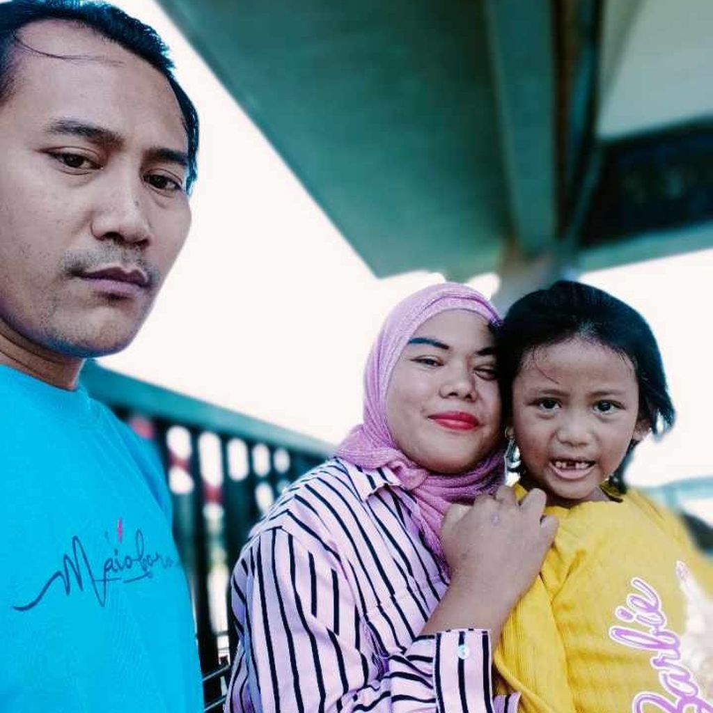 Feri Nur Indriyanto (31) berfoto bersama keluarganya di kampung halaman.