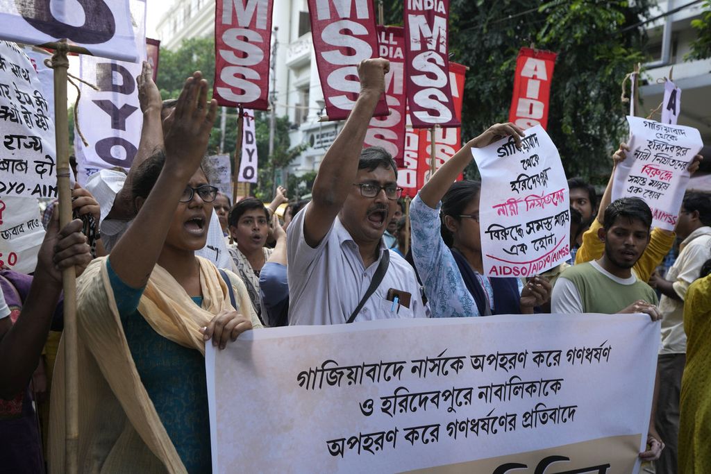 Unjuk rasa Front Pemuda Demokratik Seluruh India di Kolkata, India, pada Oktober 2022 untuk memprotes pemerkosaan.