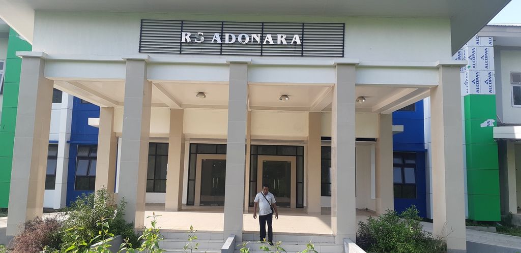 Rumah Sakit Adonara di Pulau Adonara, Kabupaten Flores Timur, Nusa Tenggara Timur, pada Jumat (4/11/2022), sepi. Keberadaan RS Adonara untuk menjawab kebutuhan 134.000 jiwa penduduk di pulau itu.