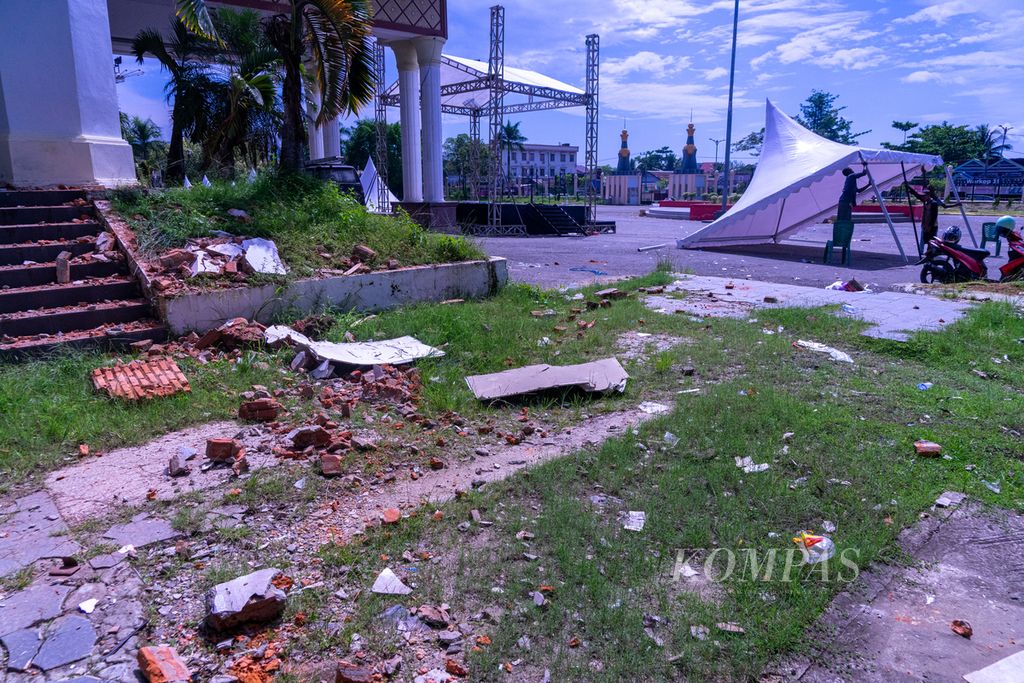 Puing-puing bangunan yang roboh di salah satu sisi kawasan Tugu eks-MTQ, Kendari, Sulawesi Tenggara, pada 27 Maret 2022, akibat gempa bermagnitudo 5,2 sehari sebelumnya.