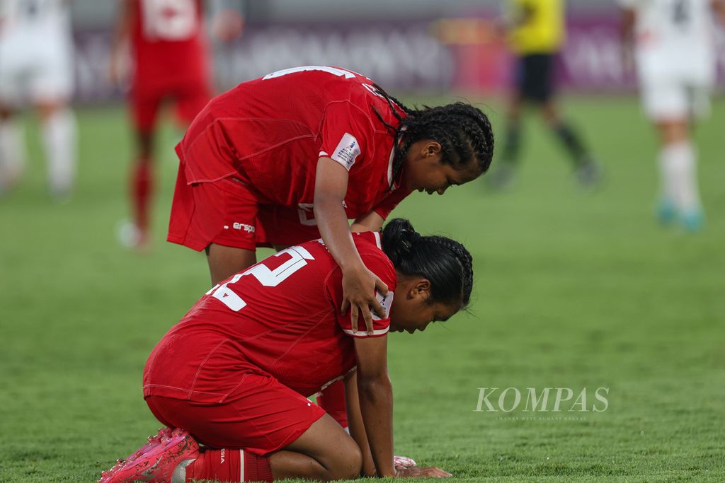 Pemain tim putri Indonesia U-17, Nabila Saputri (atas), menyemangati rekannya, Sola Mahanos, selepas laga lawan Korea Utara pada Piala Asia Putri U-17 di Stadion Kapten I Wayan Dipta, Gianyar, Bali, Minggu (12/5/2024). Indonesia kalah telak 0-9.