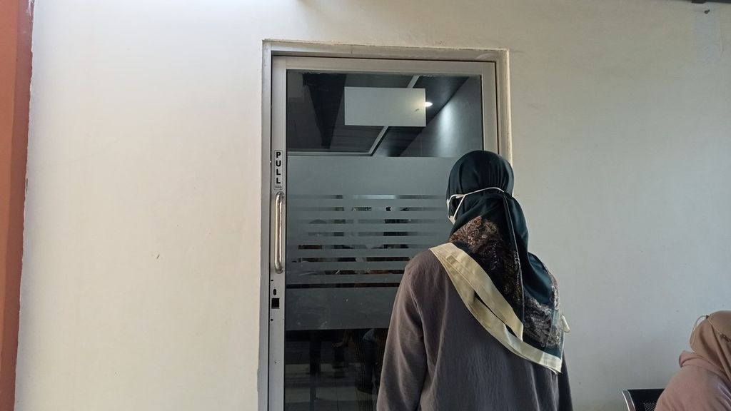 Ibu korban, yang juga ibu terdakwa kasus kekerasan seksual, menatap ruang sidang Pengadilan Negeri Baubau, Sulawesi Tenggara, Jumat (27/10/2023). 