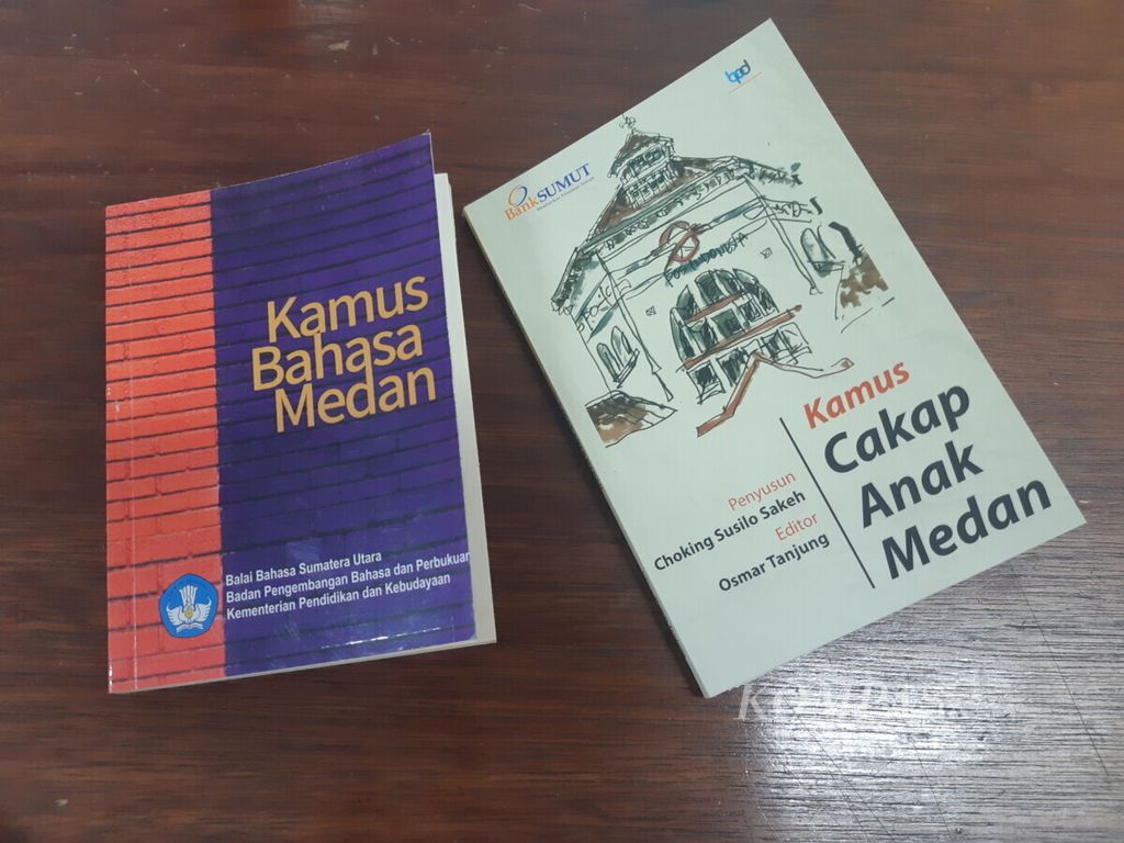Kamus Bahasa Medan yang disusun Balai Bahasa Sumatera Utara (kiri) dan Kamus Cakap Anak Medan yang disusun oleh Choking Susilo Sakeh.