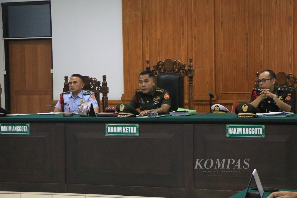 Majelis Hakim Pengadilan Militer I-02 Medan yang diketuai Kolonel Korps Hukum (Chk) Asril Siagian (tengah) membacakan putusan kasus penipuan atas terdakwa Kapten (Inf) Hormat Togarly Purba, di Medan, Senin (29/5/2023). 