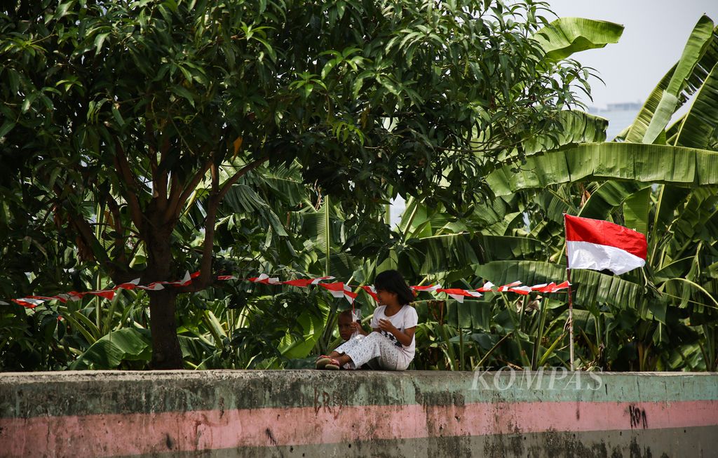 Anak-anak bermain di tanggul kanal barat di kawasan Petamburan, Tanah Abang, Jakarta Pusat, Senin (10/8/2020). Anak-anak termasuk kelompok yang rentan tertular Covid-19. Dibutuhkan peran aktif orang tua untuk mengedukasi sekaligus mengawasi anak-anak mereka ketika bermain di luar rumah dengan tetap menerapkan protokol kesehatan, seperti mengenakan masker. 
