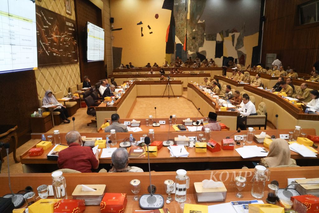 Rapat Kerja Komisi II DPR di Kompleks Parlemen, Senayan, Jakarta, Senin (10/6/2024). 