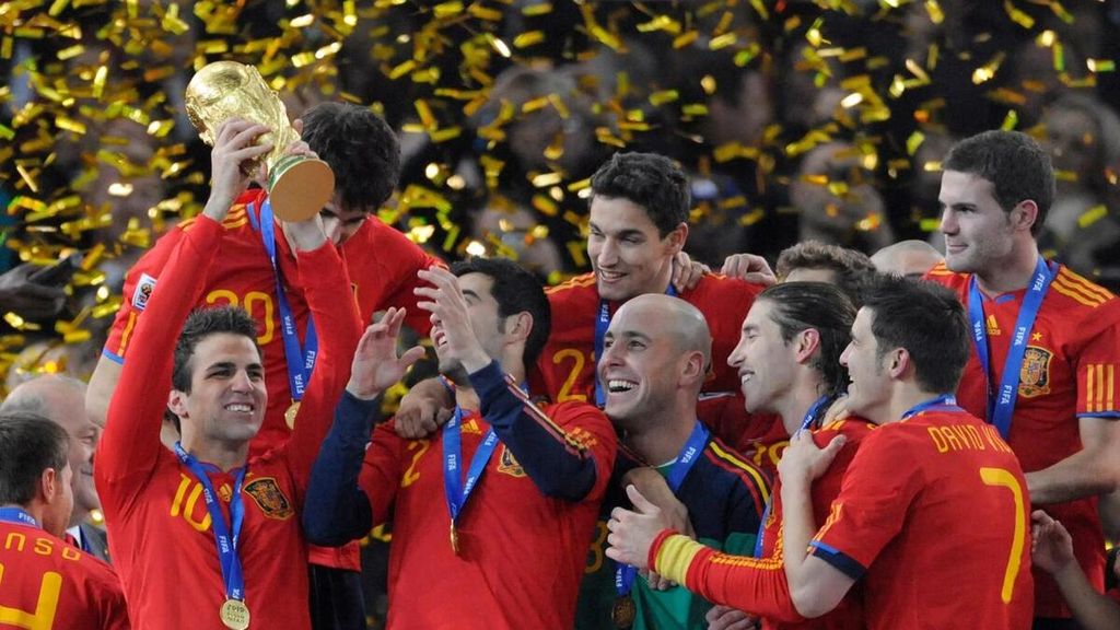 Gelandang Spanyol, Cesc Fabregas, ketika mengangkat trofi Piala Dunia Afrika Selatan 2010. Karier Fabregas terus menanjak sejak memperkuat Spanyol pada Piala Dunia U-17 2003.