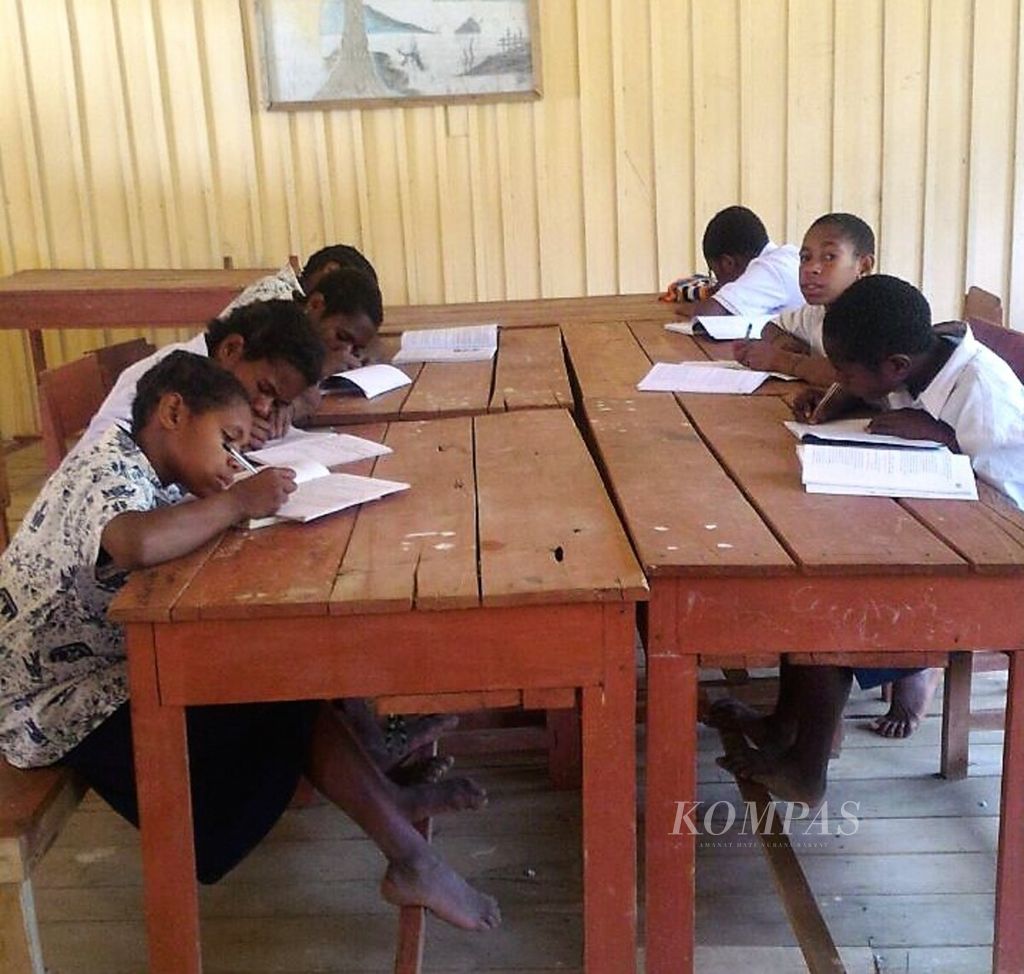 Aktivitas belajar para siswa SMP Negeri Tiomneri di Lanny Jaya, Papua. Foto diambil pada 2017.