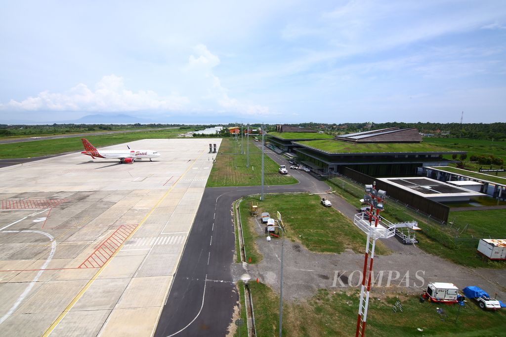 Pesawat Batik Air memasuki apron sesaat setelah mendarat di Bandara Banyuwangi, Jawa Timur, Rabu (3/12/2020). Kendati tidak berdampak pada jadwal penerbangan dari dan menuju Banyuwangi, letusan Gunung Semeru memaksa Airnav Banyuwangi mengalihkan jalur penerbangan dari yang semula menggunakan jalur selatan kini melalui jalur utara.