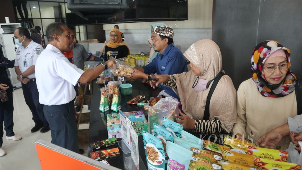 Pelaku usaha mikro, kecil, dan menengah melayani konsumen di Pojok UMKM dalam Ruang Tunggu Stasiun Cirebon, Kota Cirebon, Jawa Barat, Senin (24/4/2023). 