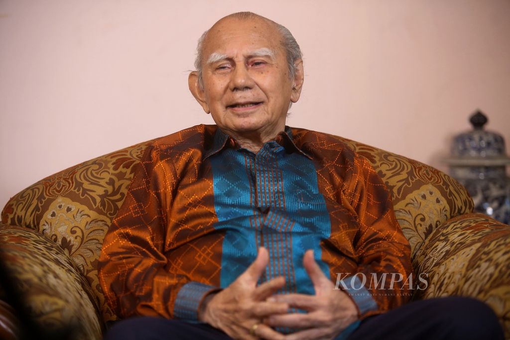 Emil Salim Ekonom, aktivis lingkungan, politisi dan mantan Menteri Kabinet Pembangunan era Soeharto. 