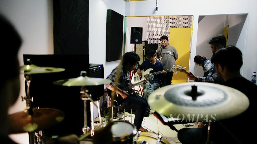 Band Loca\' sedang berlatih di studio musik di Prolog Art Building, di Makassar, Rabu (18/10). Band bernuansa jazz rock itu merupakan salah satu band dari Makassar yang bernaung di bawah label Vonis Records. Label itu telah memproduksi empat album musik serta mengisi musik latar bagi sejumlah film.