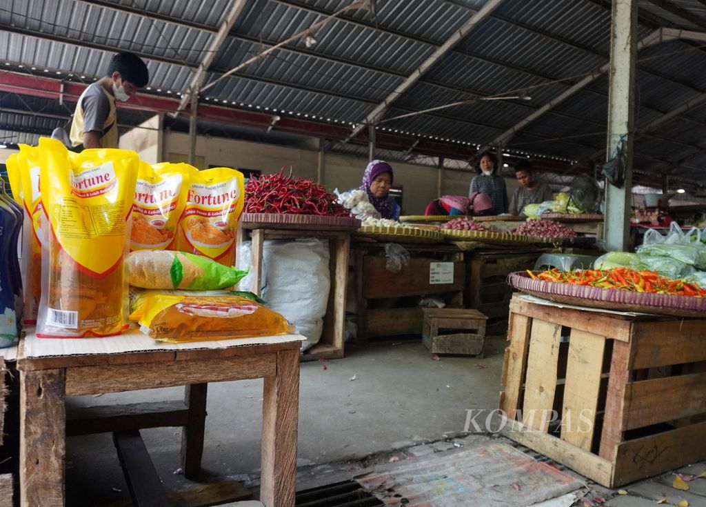 Pedagang berakivitas di sekitar lapaknya di relokasi Pasar Johar, Kecamatan Gayamsari, Kota Semarang, Jawa Tengah, Rabu (2/2/2022). Di pasar tersebut, minyak goreng bersubsidi sudah disalurkan. Namun, jumlahnya masih terbatas.