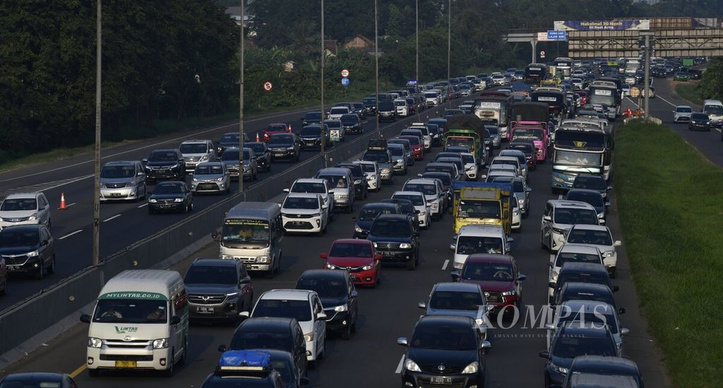 Kepadatan volume kendaraan di Tol Jakarta-Cikampek Km 54, Karawang, Jawa Barat, Minggu (8/5/2022). Arus balik kendaraan dari arah timur menuju Jakarta saat libur Lebaran mencapai puncak kepadatan pada Sabtu dan Minggu. Volume kendaraan dari arah timur yang melalui Tol Jakarta-Cikampek mencapai 170.078 kendaraan. Jumlah tersebut lebih tinggi dari puncak arus balik libur Lebaran tahun 2019 yang tercatat 166.444 kendaraan. Volume kendaraan pada Minggu (8/5/2022) diperkirakan mencapai 174.000 kendaraan. 