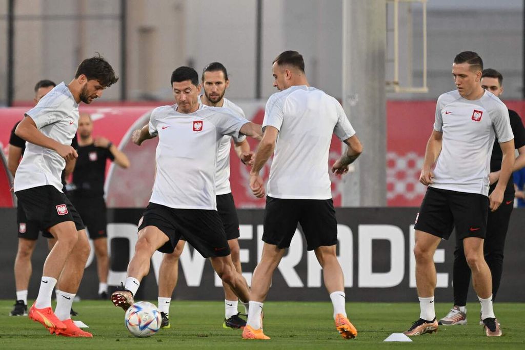 Penyerang Polandia Robert Lewandowski (kedua dari kiri) dan rekan setimnya berlatih di Al Kharaitiyat SC, Doha, Qatar pada Sabtu (3/12/2022) sebelum berlaga di babak 16 besar Piala Dunia 2022.   