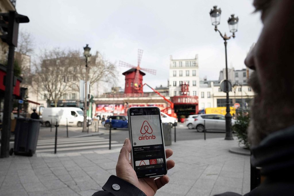 Ponsel dengan aplikasi penyewaan ruang terlihat di Paris, Perancis, 2 Februari 2024.