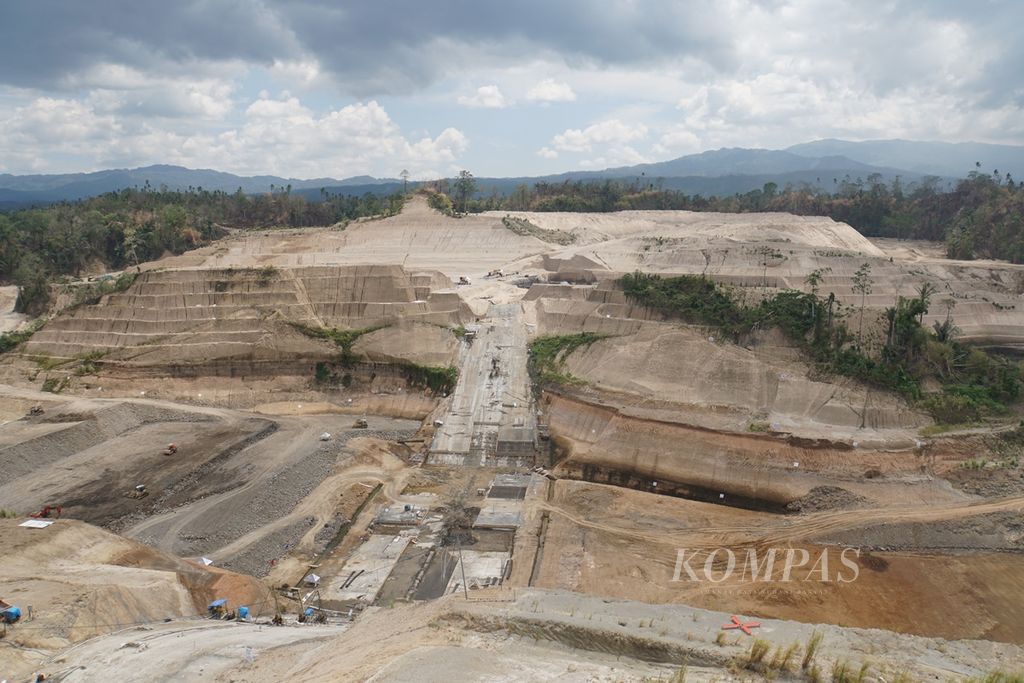 Waduk Kuwil Kawangkoan di Kecamatan Kalawat, Minahasa Utara, Sulawesi Utara, baru setengah jadi hingga Kamis (17/10/2019).