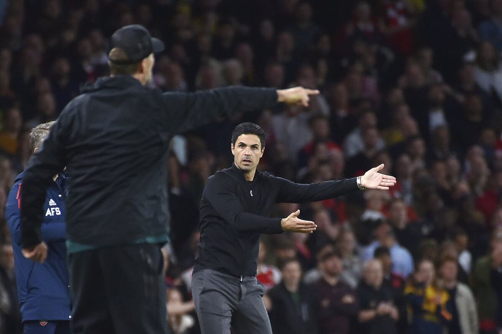Manajer Arsenal Mikel Arteta (kanan) dan Manajer Liverpool Jurgen Klopp saat memberikan arahan pada pemain mereka saat pertandingan pada ajang Liga Inggris di Stadion Emirates, London, Inggris, Minggu (9/10/2022). 