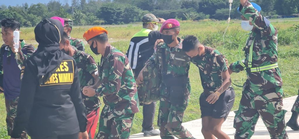 Proses evakuasi salah satu dari delapan prajurit yang mengalami luka-luka akibat serangan kelompok Egianus Kogoya di Pos Marinir Perikanan Quari Bawah, Distrik Kenyam, Kabupaten Nduga, Papua, Sabtu (26/3/2022).