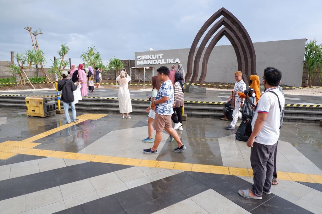 Tourists take pictures in a park area outside the Pertamina Mandalika Highway International Circuit in Kuta, Pujut, Central Lombok, West Nusa Tenggara, Saturday (12/3/2022)..