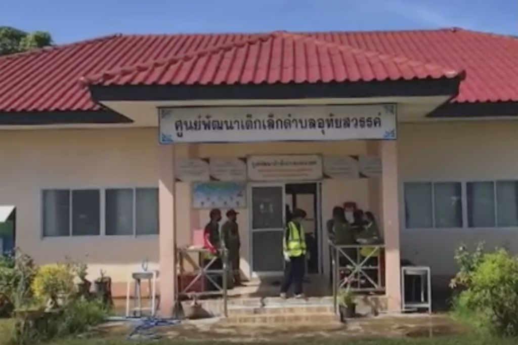 Foto yang diambil dari rekaman video ini memperlihatkan tempat penitipan anak yang menjadi lokasi penembakan massal di Uthai Sawan, Kamis (6/10/2022). 