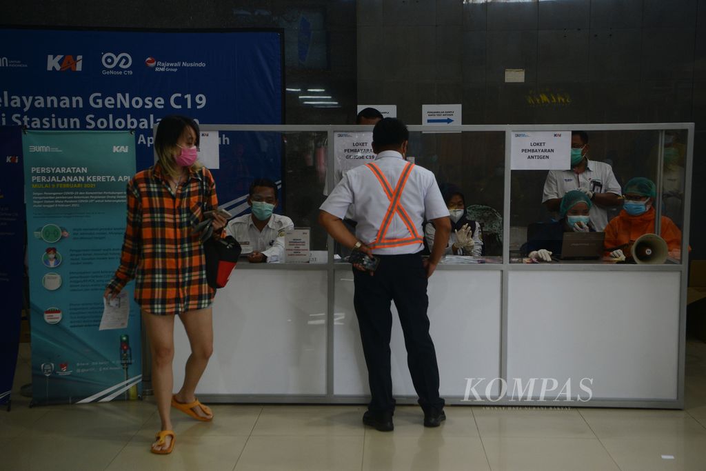 Petugas menunggu calon penumpang yang akan mendaftarkan diri mengikuti pemeriksaan dengan metode GeNose di Stasiun Solo Balapan, Jawa Tengah, 15 Februari 2021. 