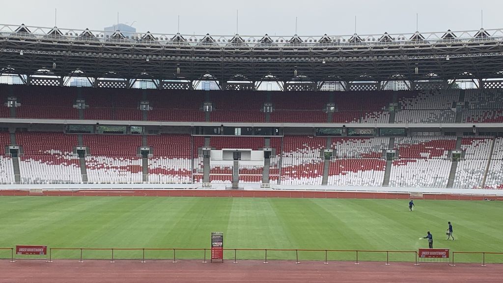 Proses pemeliharaan Stadion Utama Gelora Bung Karno, Selasa (8/11/2022).