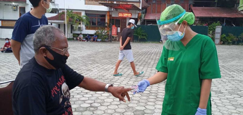Tenaga kesehatan memeriksa salah satu pasien di Hotel Sahid Jayapura, Papua. Hotel ini menjadi lokasi karantina terpusat penanganan Covid-19 di Kota Jayapura. 