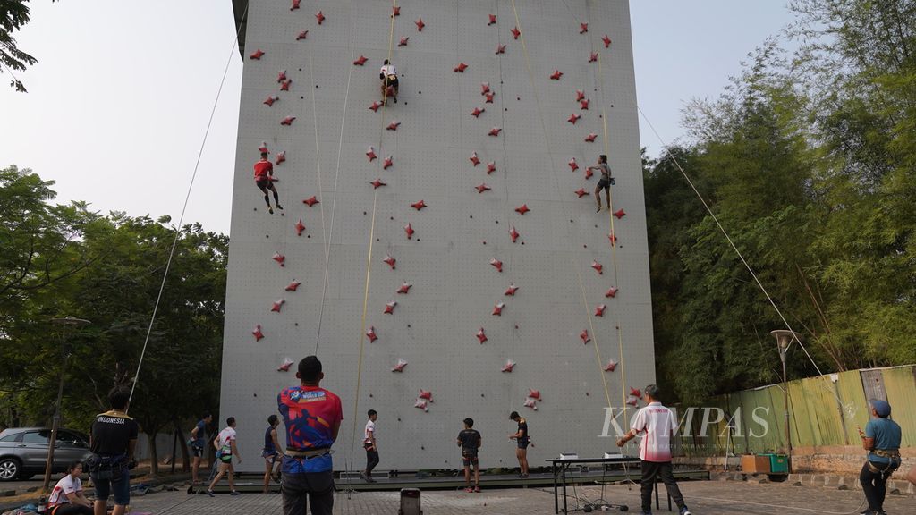 Tim panjat tebing Indonesia menjalani pemusatan latihan nasional menjelang Asian Games 2022 di Hotel Santika Premiere, Kota Bekasi, Jawa Barat, Jumat (8/9/2023).