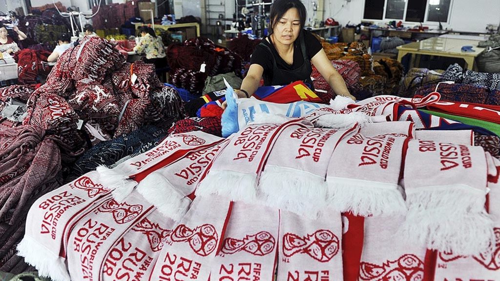 Pekerja perempuan menata syal Piala Dunia 2018 Rusia di sebuah pabrik tekstil di Hangzhou, Provinsi Zhejiang, China, akhir Mei 2018.