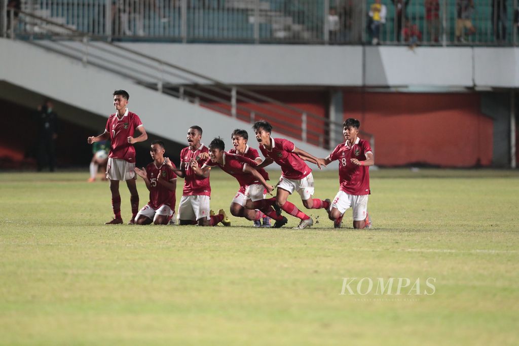 Para pemain timnas U-16 Indonesia meluapkan kegembiraan setelah Muhammad Nabil Asyura menentukan kemenangan Indonesia di babak adu penalti saat melawan tim Myanmar U-16 di babak semifinal Piala AFF U-16 di Stadion Maguwoharjo, Sleman, DI Yogyakarta, Rabu (10/8/2022). Indonesia menang 6-5 atas Myanmar dan akan menghadapi Vietnam di partai final. 