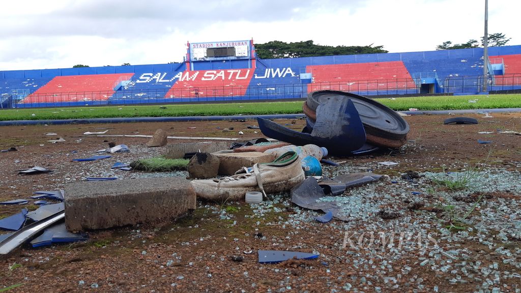 Kondisi area dalam Stadion Kanjuruhan, Malang, Jawa Timur, pada Senin (31/10/2022), Pecahan kaca dan sepatu ditemukan di beberapa titik.