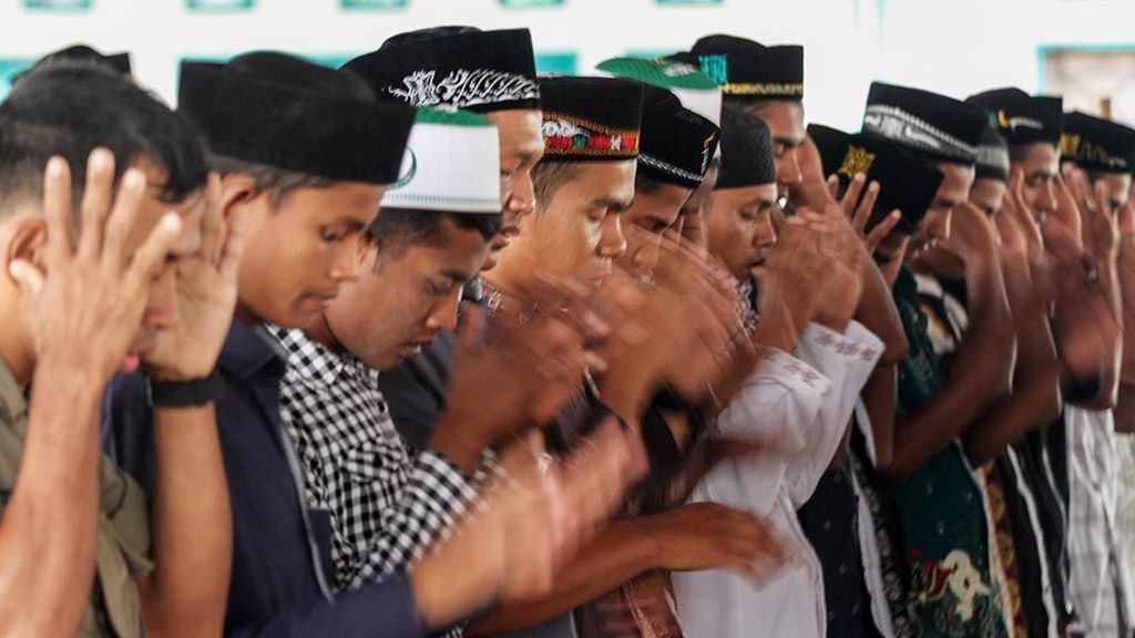 Pengungsi etnis Rohingya melaksanakan shalat Idul Fitri 1439 H di tempat penampungan sementara Kompleks SKB Cot Gapu, Bireuen, Provinsi Aceh, Jumat (15/6). Sebanyak 79 pengungsi Rohingya, terdiri 43 laki-laki, 25 perempuan, dan 8 anak-anak yang ditampung sementara di Aceh setelah terdampar di Kuala Raja Bireuen itu melaksanakan ibadah shalat hari raya Idul Fitri sesuai dengan jadwal yang ditetapkan Pemerintah Indonesia. 