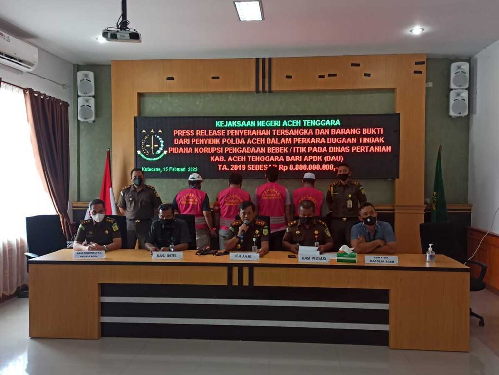 Kejaksaan Negeri Aceh Tenggara, Aceh, menggelar konferensi pers terkait kasus dugaan korupsi dalam program pengadaan bebek petelur, Selasa (15/2/2022). Sebanyak empat orang ditetapkan sebagai tersangka korupsi