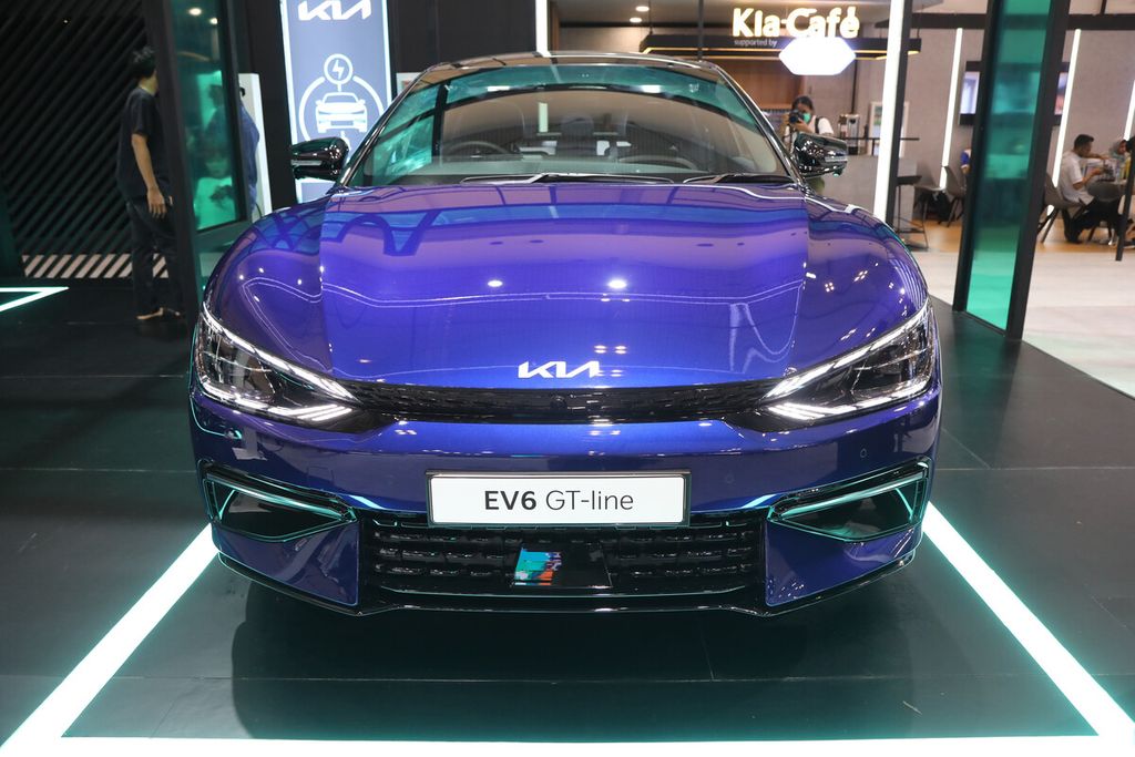 KIA EV 6 GT-Line dipamerkan dalam GIIAS 2022 di ICE BSD, Tangerang, Banten, Kamis (11/8/2022). 