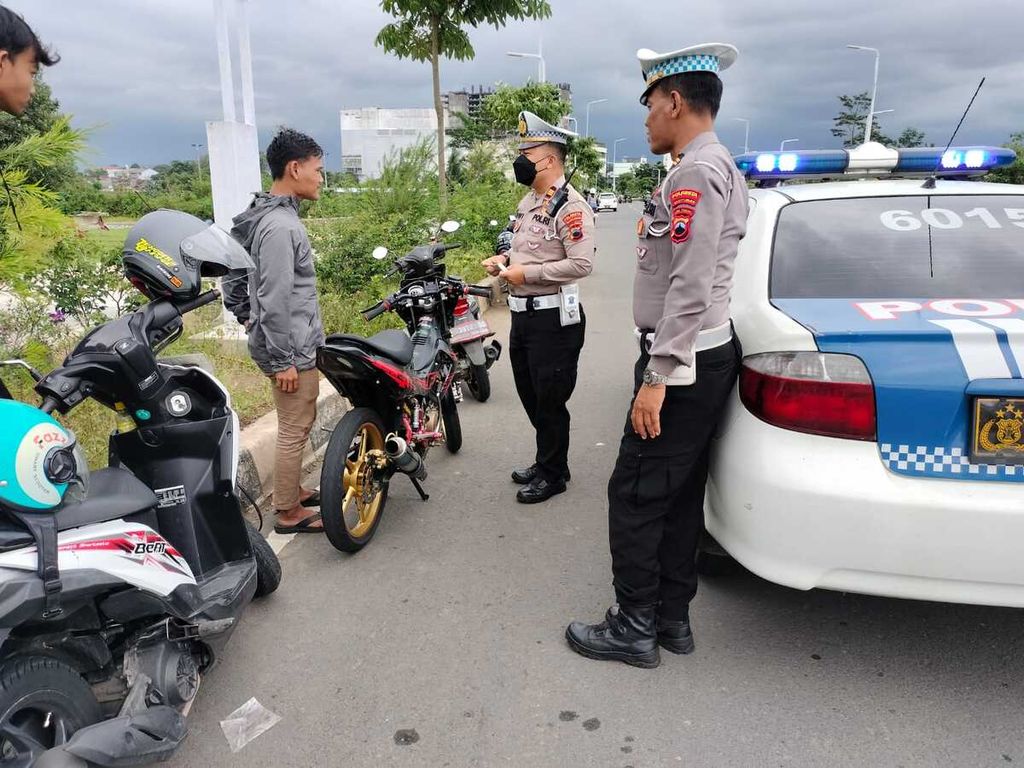 Jajaran Satuan Lalu Lintas Kepolisian Resor Kota Banyumas menilang pengguna sepeda motor berknalpot <i>racing </i>atau <i>brong </i>di Purwokerto, Banyumas, Jawa Tengah, Rabu (18/1/2023).