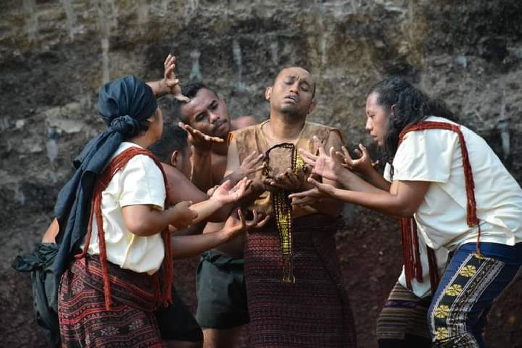 Salah satu penampilan Silvester Petara Hurit (kedua dari kanan) dalam teater.