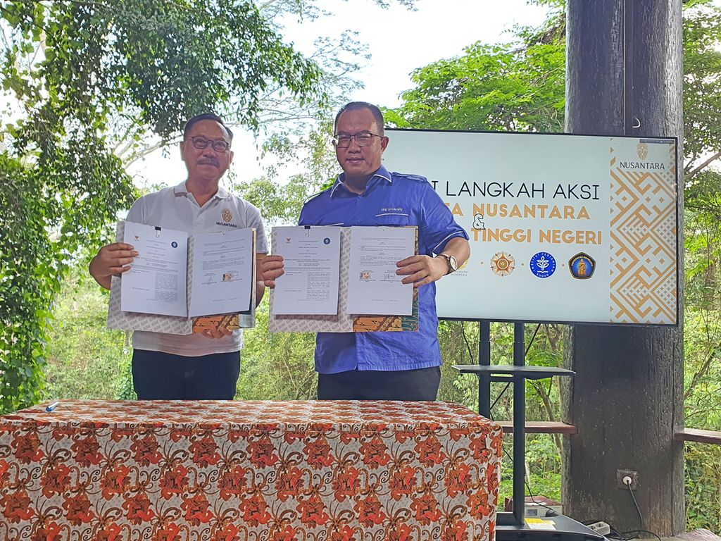 Rektor IPB Arif Satria bersama Kepala Badan Otorita Ibu Kota Nusantara Bambang Susantono menandatangani nota kesepahaman kolaborasi riset dalam acara Diskusi Langkah Aksi IKN di Samboja Lodge, Borneo Orangutan Survival Foundation, di IKN, Jumat (4/8/2023).