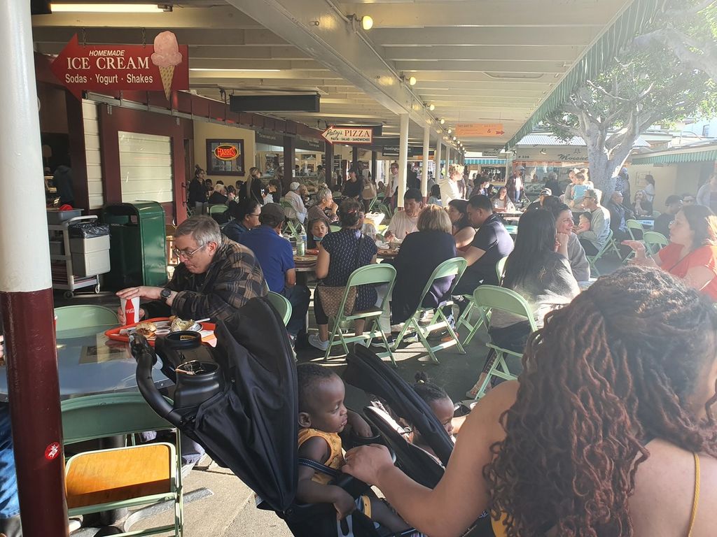 Pengunjung ramai memadati tempat makan di The Original Farmers Market, Los Angeles, California, Amerika Serikat, Sabtu (26/3/2022) siang waktu setempat.