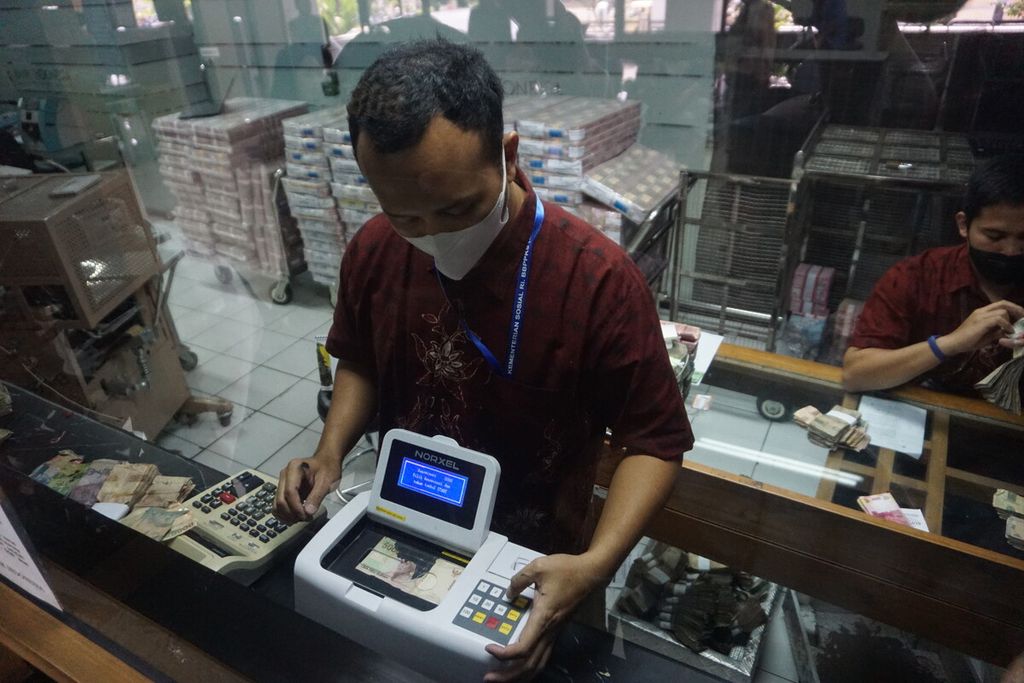 Petugas Bank Indonesia Kantor Perwakilan Purwokerto mengecek uang mutilasi alias uang rusak di Purwokerto, Banyumas, Jawa Tengah, Kamis (7/9/2023). Uang itu tidak bisa ditukarkan dan tidak sah.